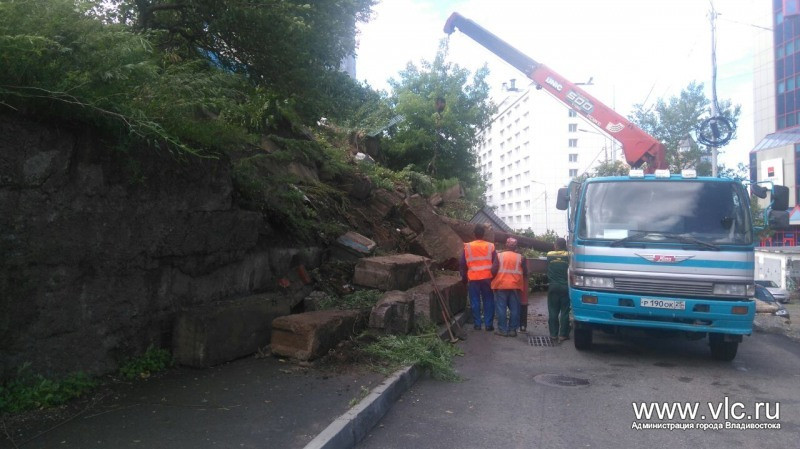 Обрушенную во Владивостоке стену восстанавливают