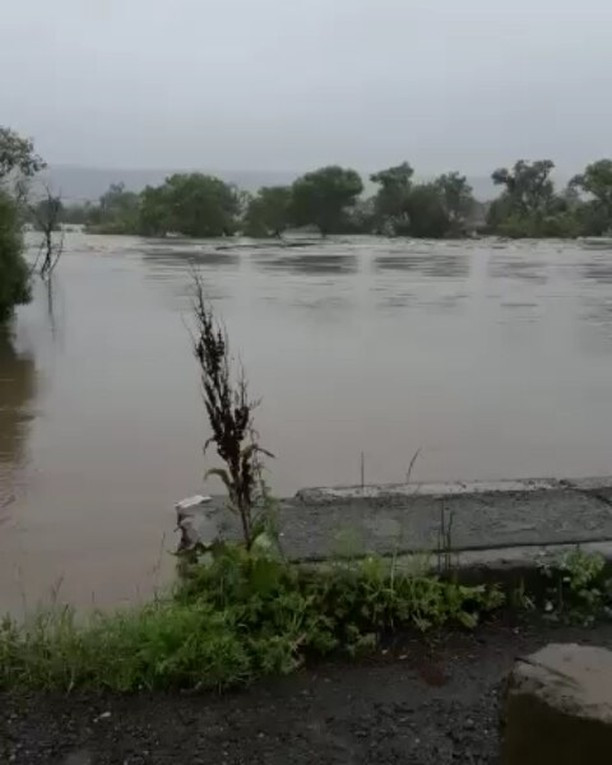 Стихия уничтожила переправу между приморскими селами (видео)