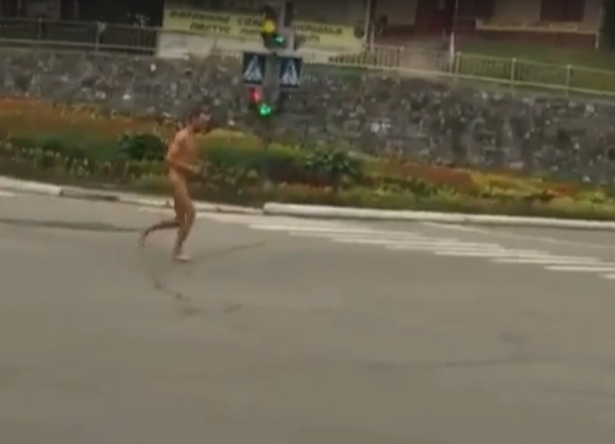 В костюме Адама по Находке разгуливал мужчина