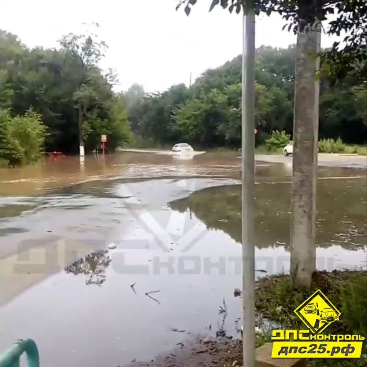 Большая вода не покидает приморский город (видео)