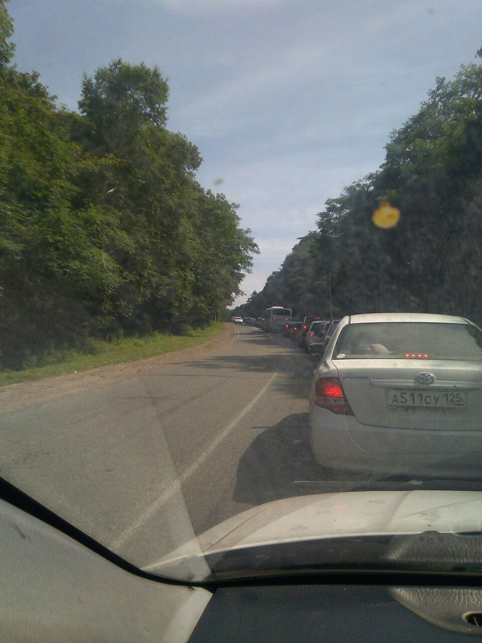 Пробка сковала дорогу к популярному приморскому пляжу (фото)