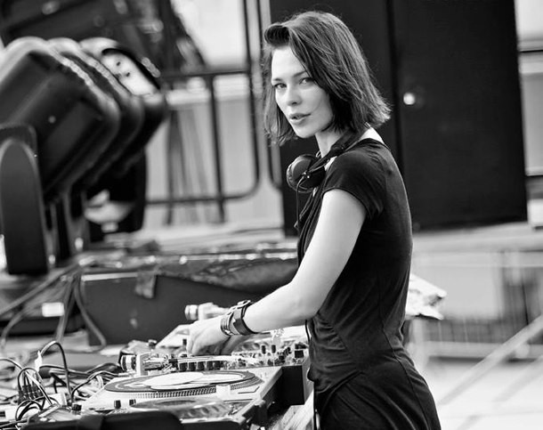 Во Владивосток едет известный электронный музыкант Нина Кравиц