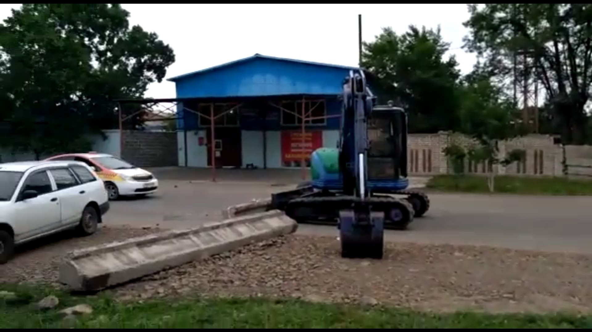 Уссурийцы жалуются на перекопанные дороги (видео)