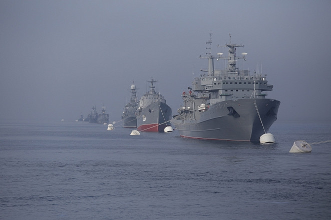 В Амурском заливе корабли ТОФ строятся в линию парада