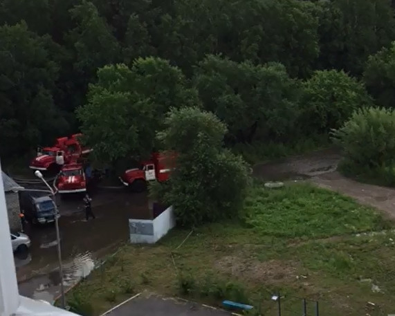 Спасатели в Уссурийске продолжают откачивать воду