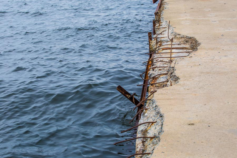 Школьница получила тяжелые травмы при падении с пирса во Владивостоке