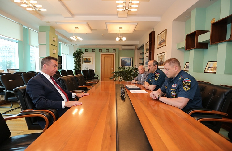 Владимир Миклушевский встретился с руководителем Сибирского регионального центра МЧС России