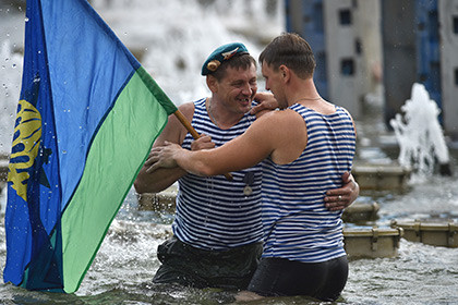Праздничная традиция: десантники оккупируют центр Владивостока 2 августа