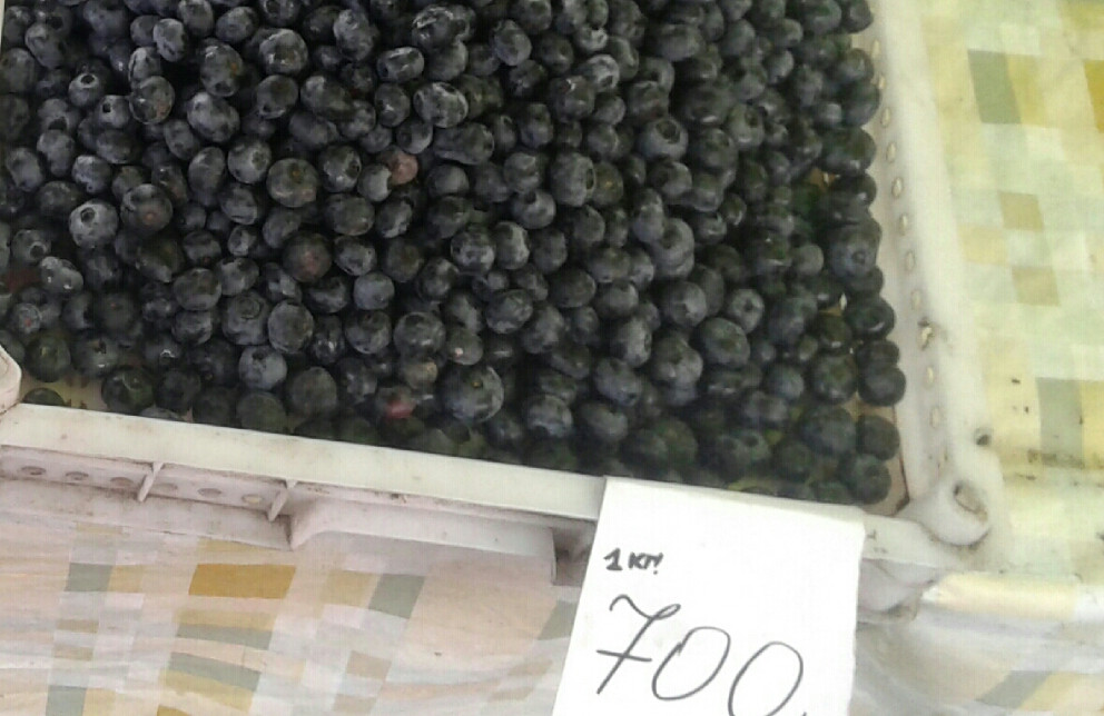 Приморцы возмущены: шокированы: на ярмарке  ягода продается по цене форели