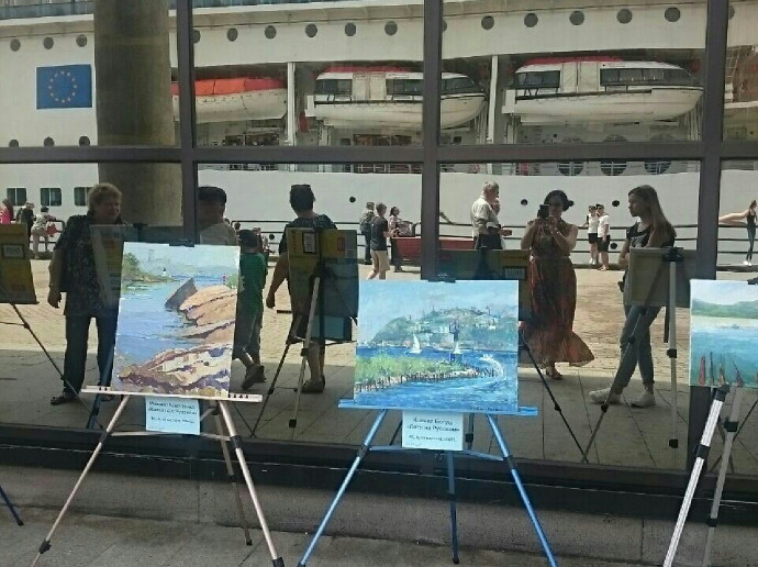 «Выставка на мольбертах» встречает мечтателей во Владивостоке