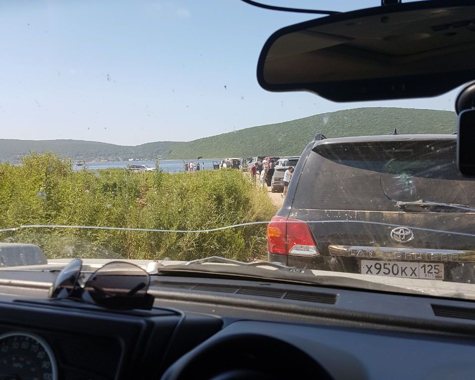 Километровая очередь ожидает баржу на популярном острове Приморья