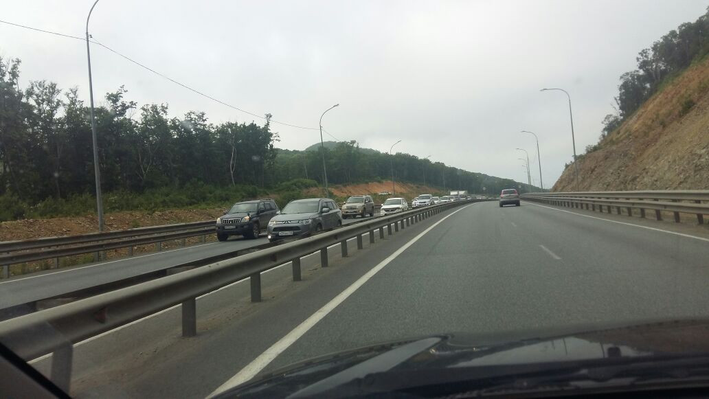 В Приморье водитель сбил дорожника