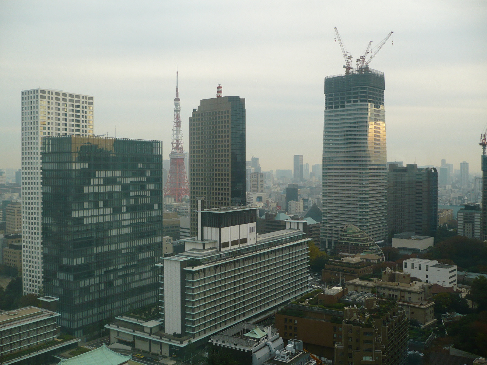 Жители Токио спасаются от невыносимой жары (фото)