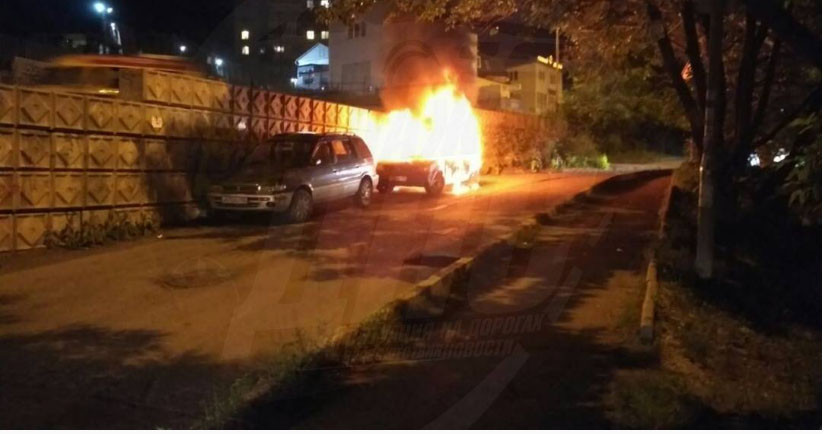 Надоевшее всем авто полыхало этой ночью во Владивостоке (фото)