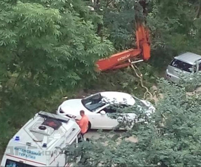Экскаватор раздавил несколько авто во Владивостоке (фото)
