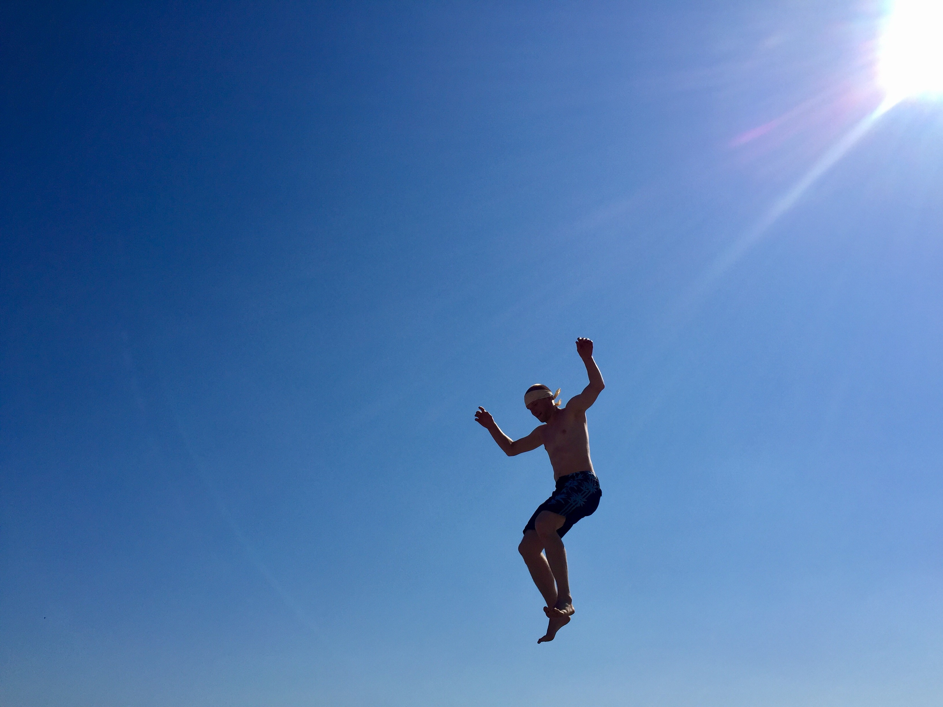 Экстремалы на приморском пляже удивили отдыхающих (фото)