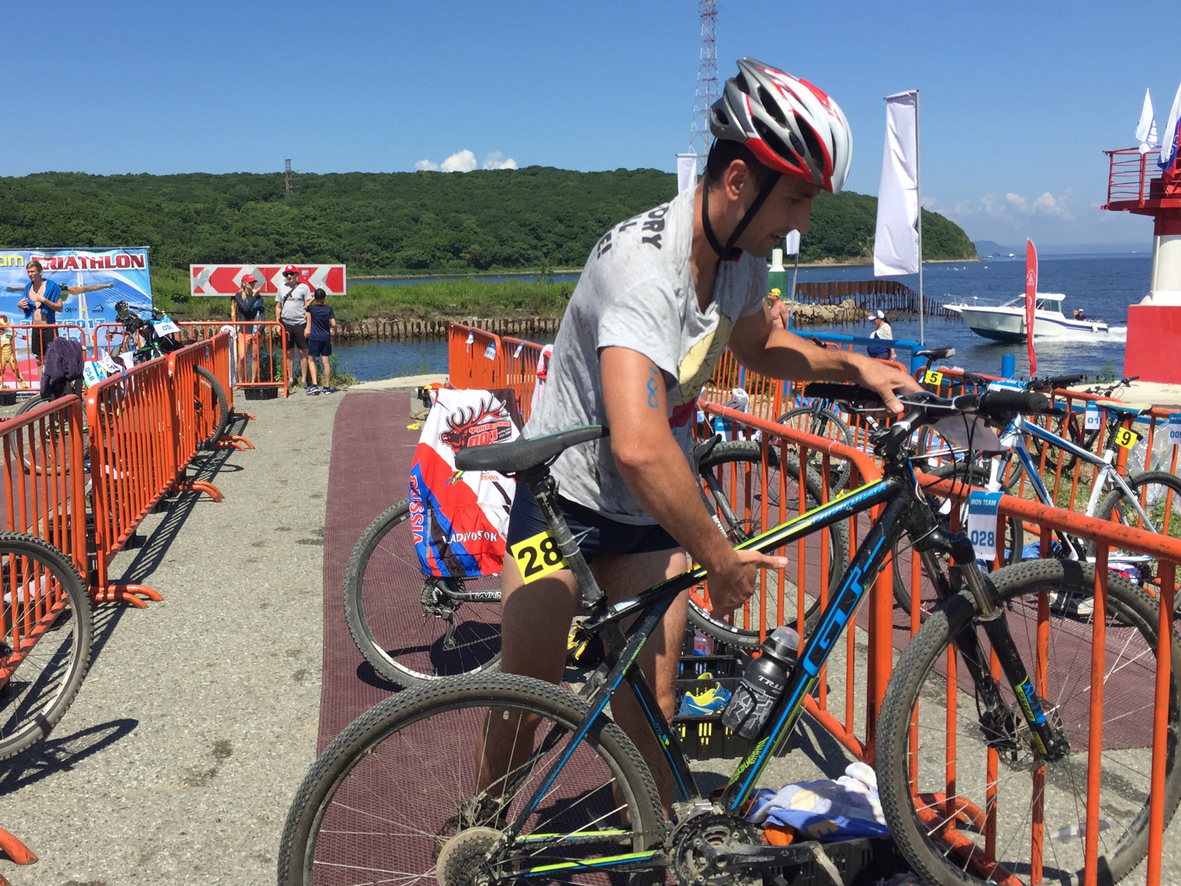 Испытания водой прошел житель Приморья (фото)