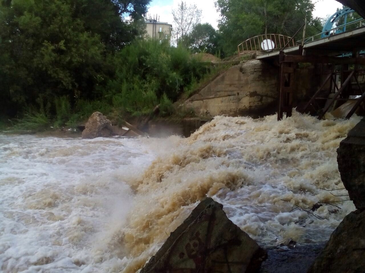 Тайфун Nesat штурмует Тайвань