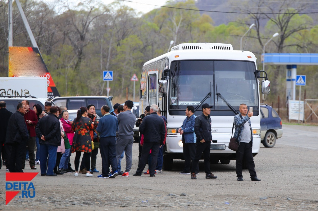 Люди стоят в очередях, пока Уссурийская таможня перевыполняет планы