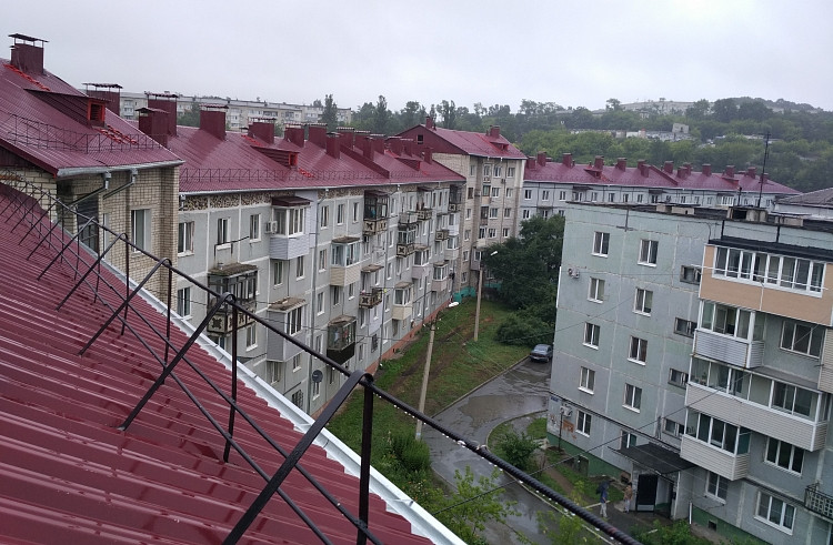 Новые крыши получили жилые дома в Приморье