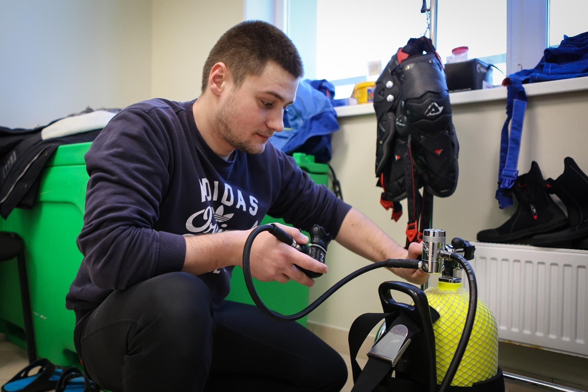 Участники шоу с морскими животными в Приморском океанариуме получили награды