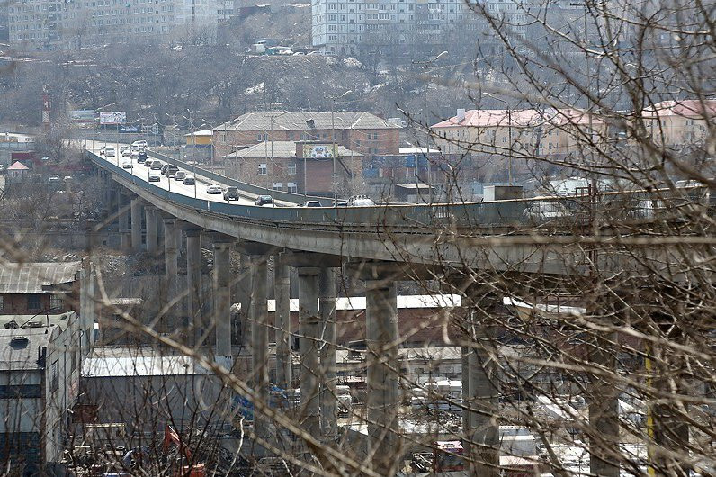 Мужчина упал с Рудневского моста во Владивостоке