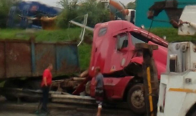 Большегруз на Седанке улетел в кювет: движение из Владивостока парализовано