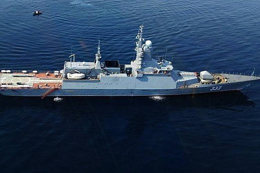 Китайские и российские моряки спасают грачонка в море