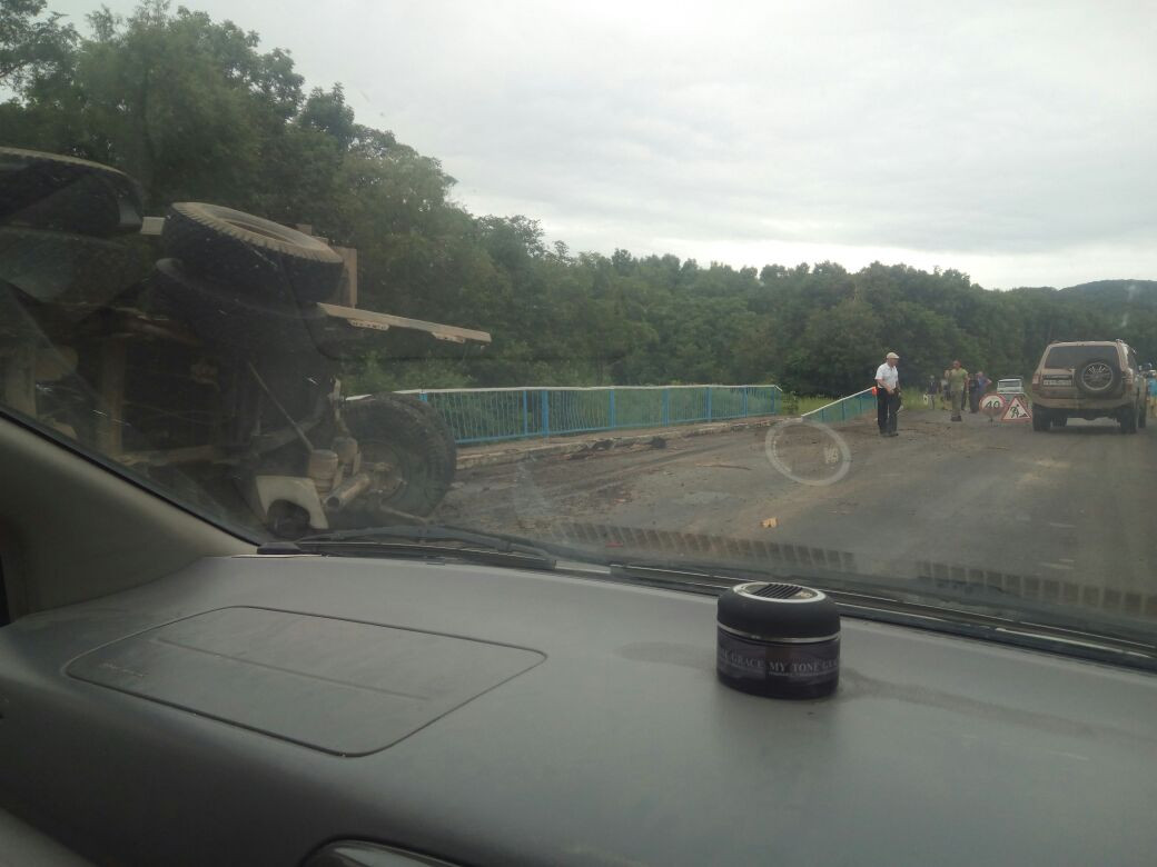 Под Арсеньевом обвалился мост и опрокинулся большегруз (фото; видео)