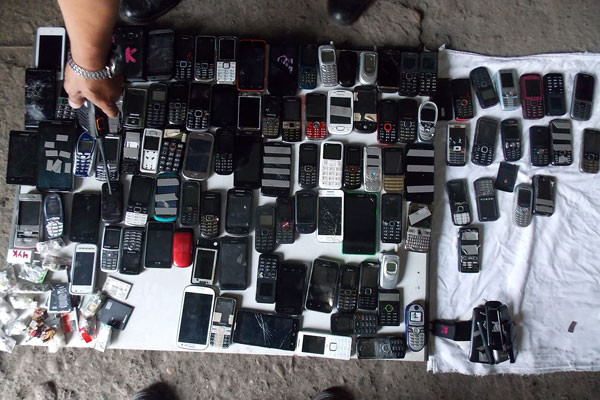 В колонию Приамурья хотели передать партию телефонов