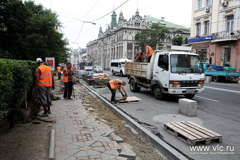 В центре Владивостока кладут брусчатку