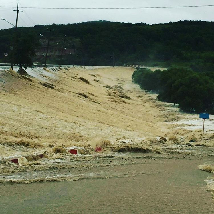 В Уссурийске прорвало дамбу на Кугукинском водохранилище - очевидцы