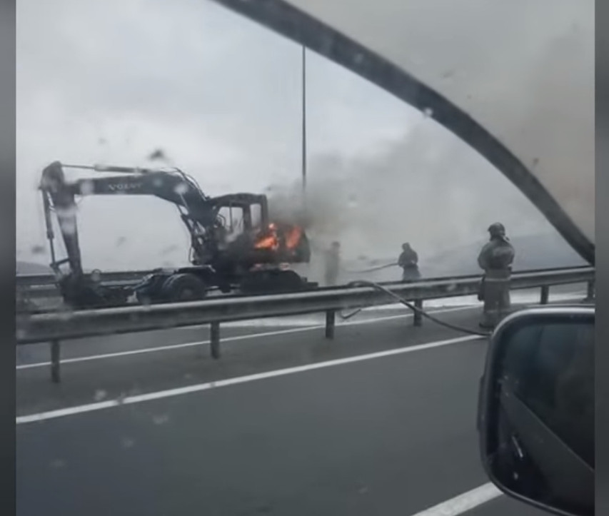 Во Владивостоке загорелся экскаватор (видео)