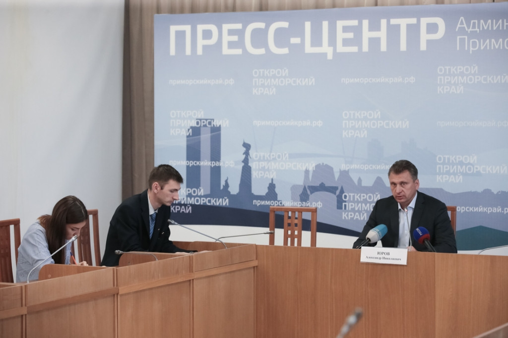 Более 1000 человек восстанавливают инфраструктуру после стихии в Приморье