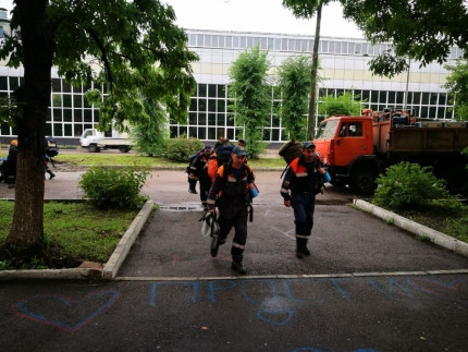 Спасатели эвакуируют людей из зоны ЧС в Приморье