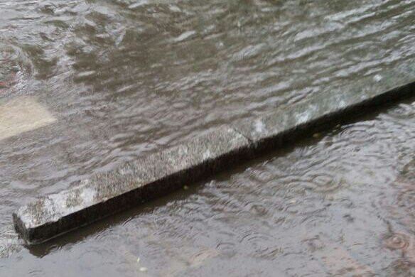 Мост по дороге в Безверхово смыло водой - очевидцы