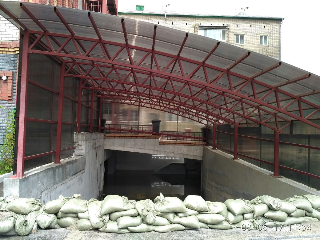 Дети сидят в затопленном детском саду в Приморье (видео)