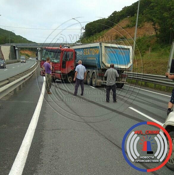 Большая пробка заблокировала дорогу из Владивостока (фото)