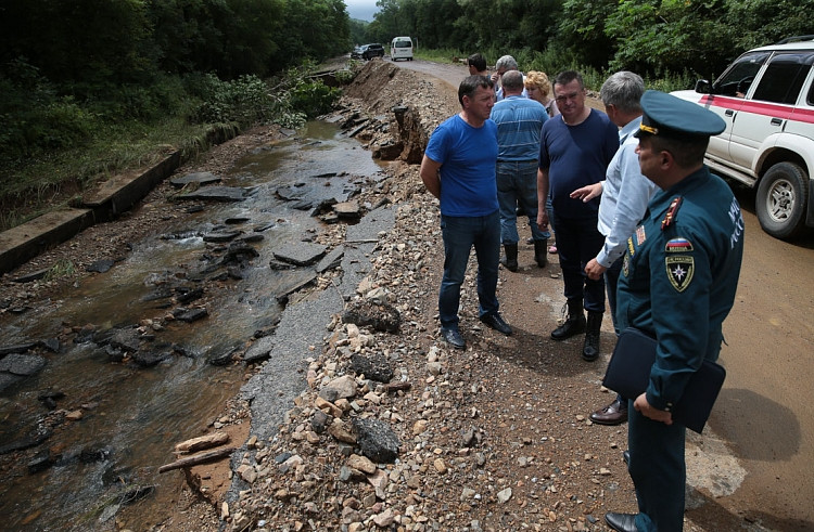Размытые участки дорог восстановили в четырех районах Приморья за сутки