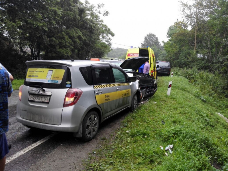 Таксист и его клиенты пострадали в аварии в Приморье