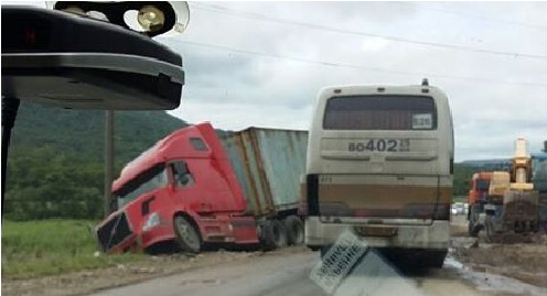 Большегруз улетел в кювет в Хасанском районе Приморья