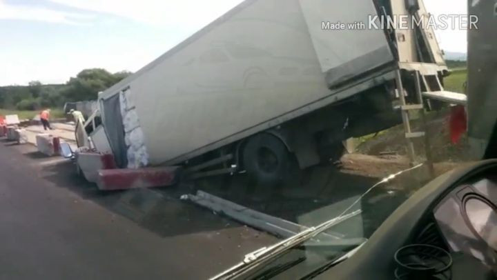 Грузовик провалился на мосту в Приморье (видео)