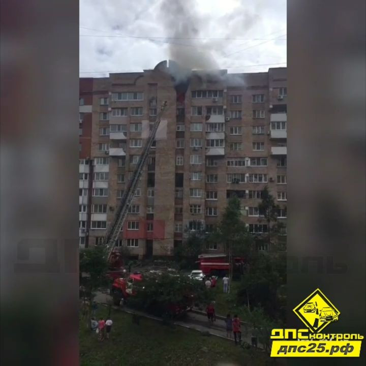 Многоэтажка горит во Владивостоке (видео)