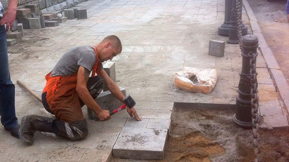 Размытая ливнем брусчатка создала проблем рабочим Владивостока