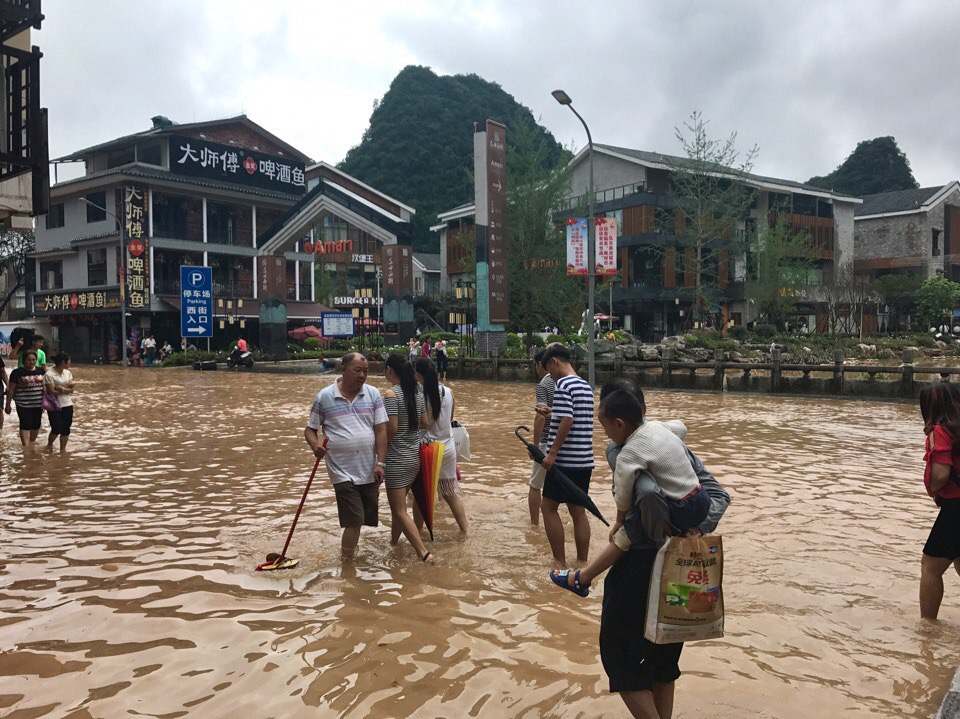 Из-за обрушившегося ливня в Китае отменена тысяча рейсов