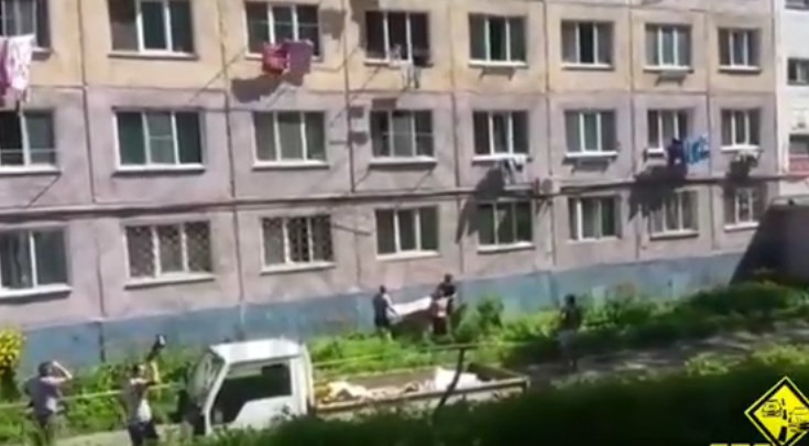 Малыш танцевал на подоконнике во Владивостоке (видео)