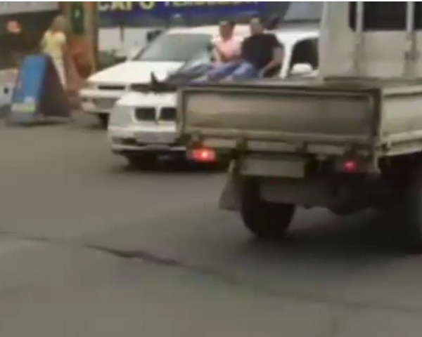 Автолюбитель, необычно перевозивший пассажиров во Владивостоке, заплатит штраф (видео)