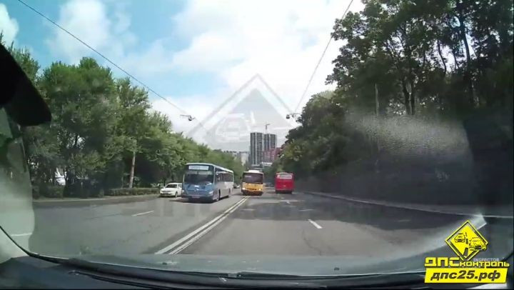 Водитель автобуса рисковал жизнью своих пассажиров во Владивостоке (видео)
