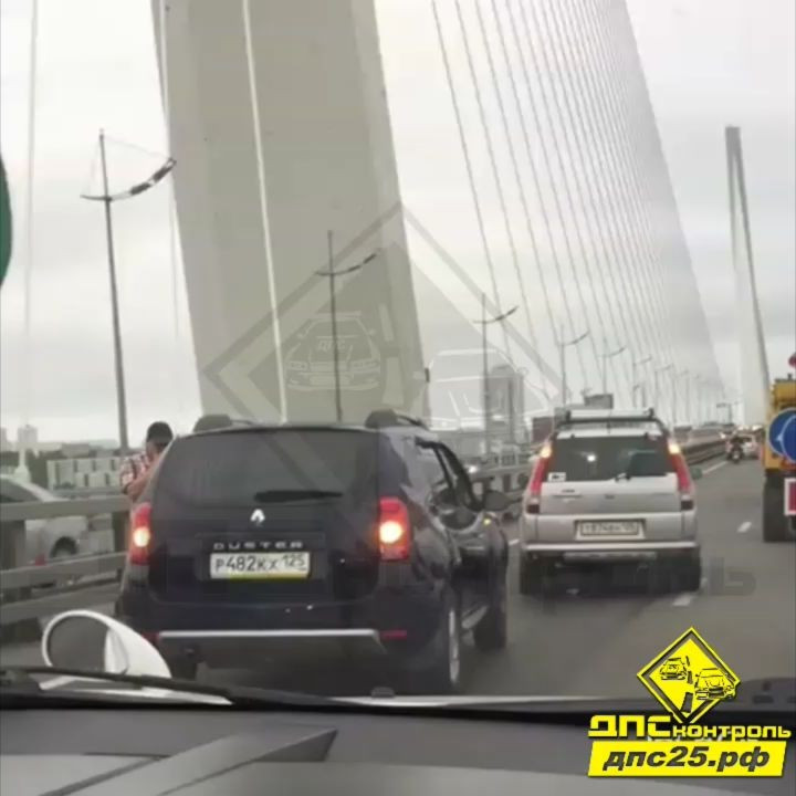 Во Владивостоке ДТП на мосту мешает движению (видео)