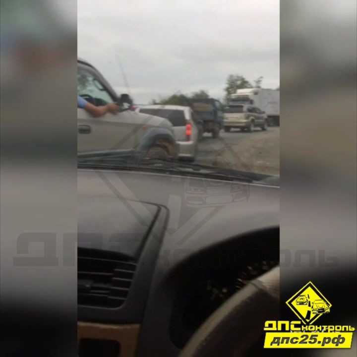 Приморцы сообщают о бесконечной пробке (видео)